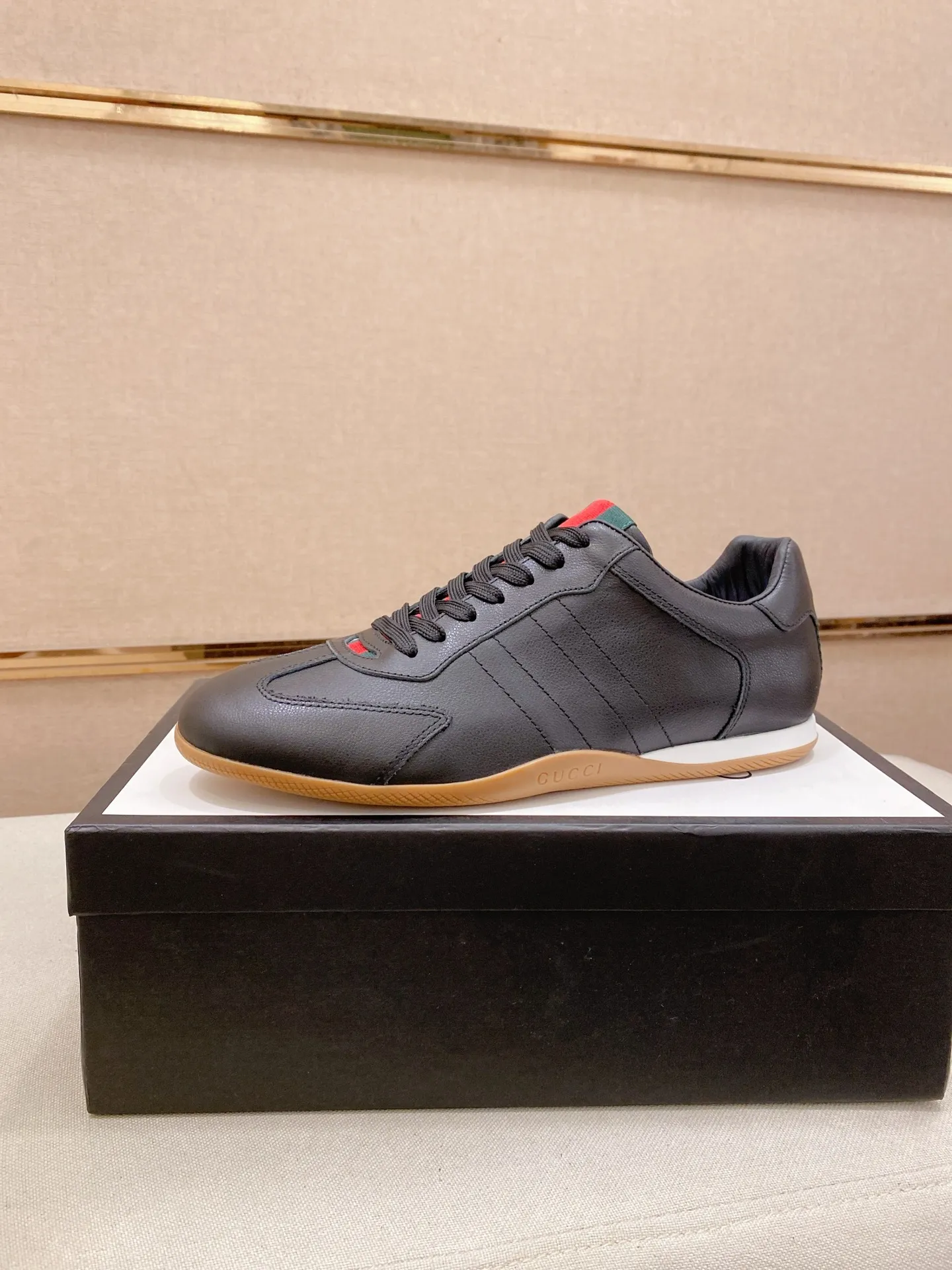 Men's shoes 💰 462💰The new GUCCI (Gucci) counters are launched simultaneously. The new men's shoes, 😘fabrics are selected from imported cowhide, and the lining is sheepskin lining. 👍🏿 High-end ☄️ air-cushion molded anti-slip rubber outsole, exquisite lines, simple and elegant, comfortable and high-end for leisure travel. Code number: 38 to 44 (45 can be customized and cannot be returned or exchanged)